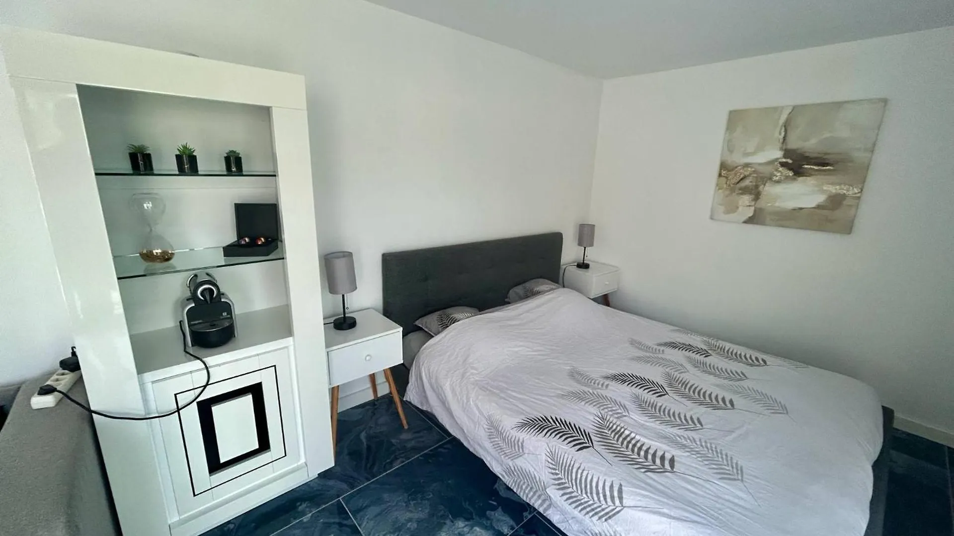 J&J Home Entraigues-sur-la-Sorgue 0*,  France