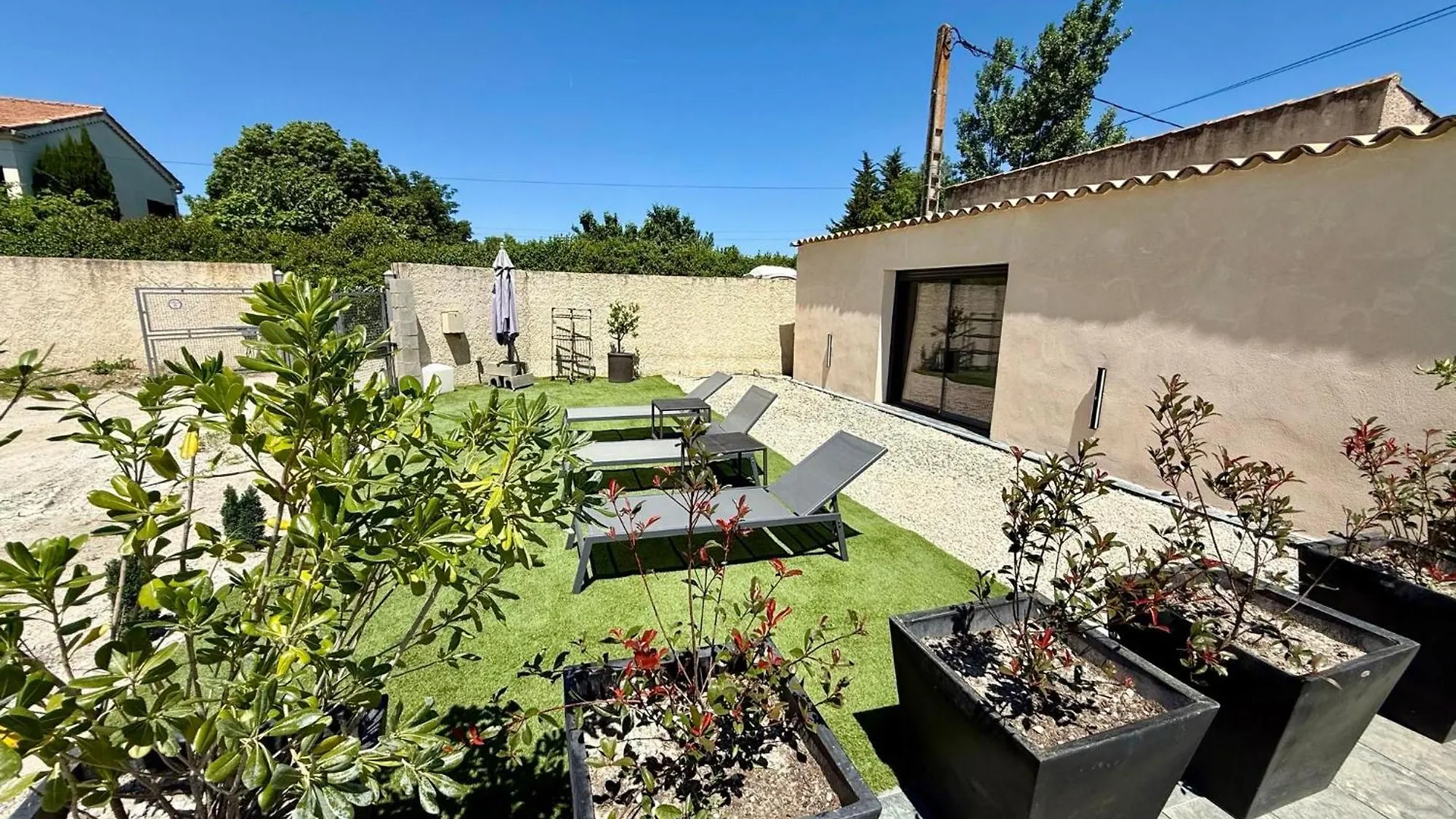 J&J Home Entraigues-sur-la-Sorgue 0*,  France