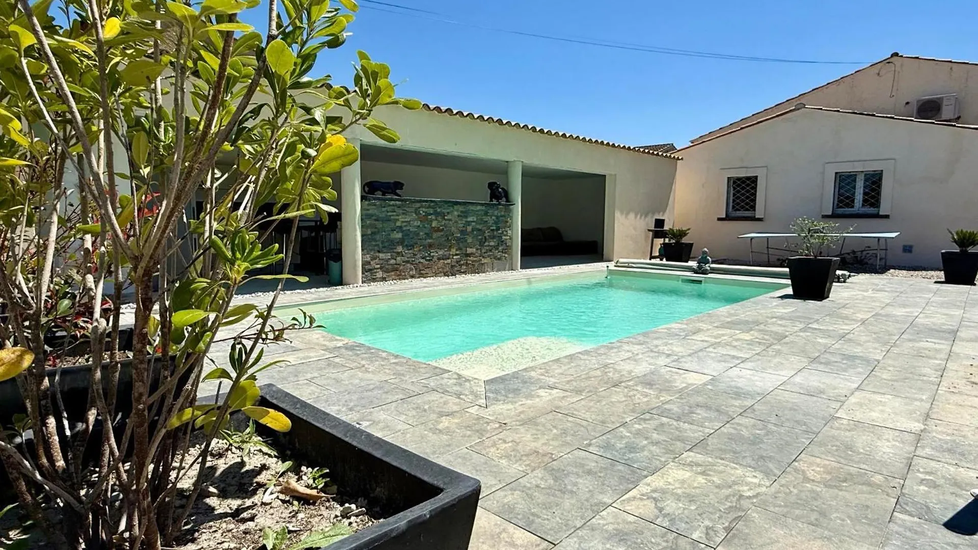 J&J Home Entraigues-sur-la-Sorgue Homestay